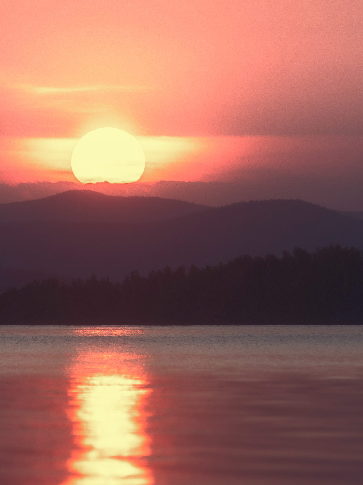 Bílo-růžová obloha nad klidným mořem